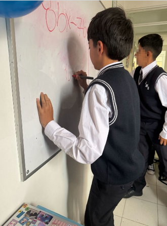 Participación de los estudiantes en actividad en el tablero